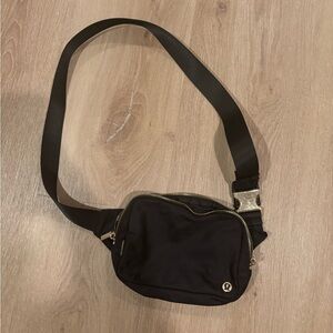 Everywhere Belt Bag 2L metal hardwaree